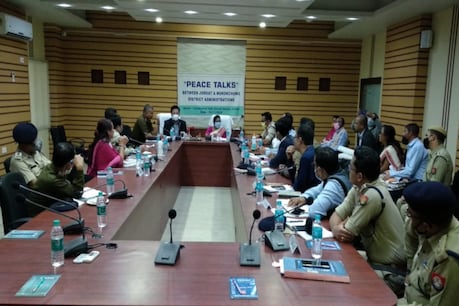 অসমৰ ভূমিত নগাৰ অগ্ৰাসনঃ যোৰহাট-মোককচাঙৰ আৰক্ষী প্ৰশাসনৰ বৈঠক, প্ৰশ্নৰ সঠিক উত্তৰ দিব নোৱাৰিলে নগা আৰক্ষী-প্ৰশাসনৰ দলে অসমৰ ভূমিত নগাৰ অগ্ৰাসনঃ যোৰহাট-মোককচাঙৰ আৰক্ষী প্ৰশাসনৰ বৈঠক, প্ৰশ্নৰ সঠিক উত্তৰ দিব নোৱাৰিলে নগা আৰক্ষী-প্ৰশাসনৰ দলে