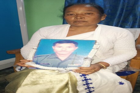 সংস্থাপনৰ কেৱল প্ৰতিশ্ৰুতি দিলে, এতিয়া দিন হাজিৰা নকৰিলে নচলে ঘৰ!- শৌৰ্য চক্ৰৰে সন্মানিত বীৰ শ্বহীদৰ পৰিয়ালৰ দুৰৱস্থা দেখিলে চকু সেমেকি উঠিব আপোনাৰ সংস্থাপনৰ কেৱল প্ৰতিশ্ৰুতি দিলে, এতিয়া দিন হাজিৰা নকৰিলে নচলে ঘৰ!- শৌৰ্য চক্ৰৰে সন্মানিত বীৰ শ্বহীদৰ পৰিয়ালৰ দুৰৱস্থা দেখিলে চকু সেমেকি উঠিব আপোনাৰ