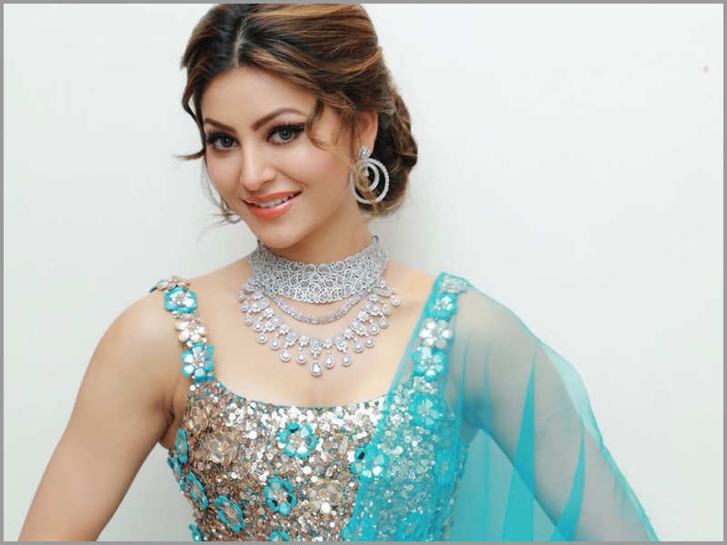 ভাৰতীয় ক্ৰিকেটাৰ আৰু বলীউদৰ অভিনেত্ৰীৰ মাজৰ বিভিন্ন খবৰ প্ৰায়ে চৰ্চালৈ আহে। এইবাৰ পোহৰলৈ আহিছে অভিনেত্ৰী উৰ্বশী ৰৌতেলাৰ বিয়াকলৈ। ভাৰতীয় ক্ৰিকেটাৰ আৰু বলীউদৰ অভিনেত্ৰীৰ মাজৰ বিভিন্ন খবৰ প্ৰায়ে চৰ্চালৈ আহে। এইবাৰ পোহৰলৈ আহিছে অভিনেত্ৰী উৰ্বশী ৰৌতেলাৰ বিয়াকলৈ।