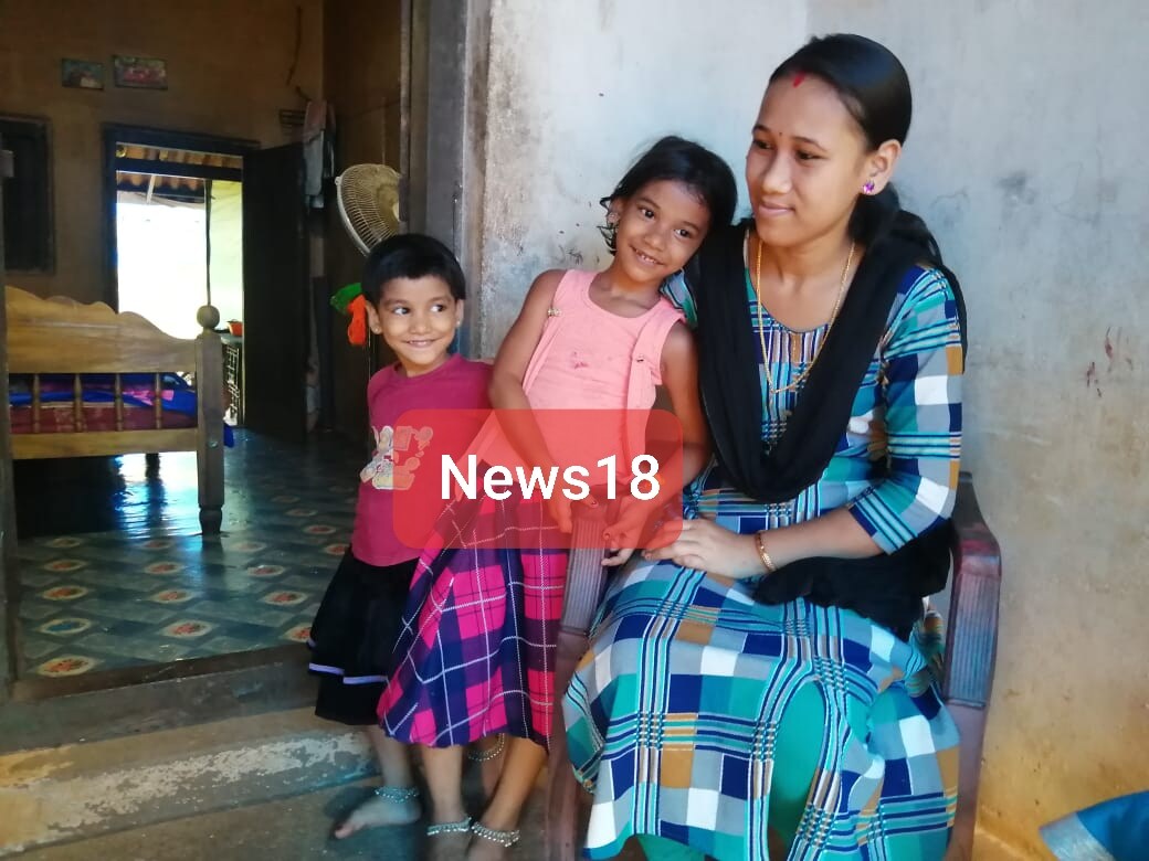মুনমীৰ স্বামী চাজি হৈছে এজন বিজেপি কৰ্মী। সাত বছৰ পূৰ্বে মুনমীৰ প্ৰেমত হাবু–ডুবু খোৱা চাজিৰ হৈ সম্পৰ্ক গঢ়িবলৈ লখিমপুৰত উপস্থিত হৈছিল তেওঁৰ পৰিয়াল। মুনমীৰ স্বামী চাজি হৈছে এজন বিজেপি কৰ্মী। সাত বছৰ পূৰ্বে মুনমীৰ প্ৰেমত হাবু–ডুবু খোৱা চাজিৰ হৈ সম্পৰ্ক গঢ়িবলৈ লখিমপুৰত উপস্থিত হৈছিল তেওঁৰ পৰিয়াল।