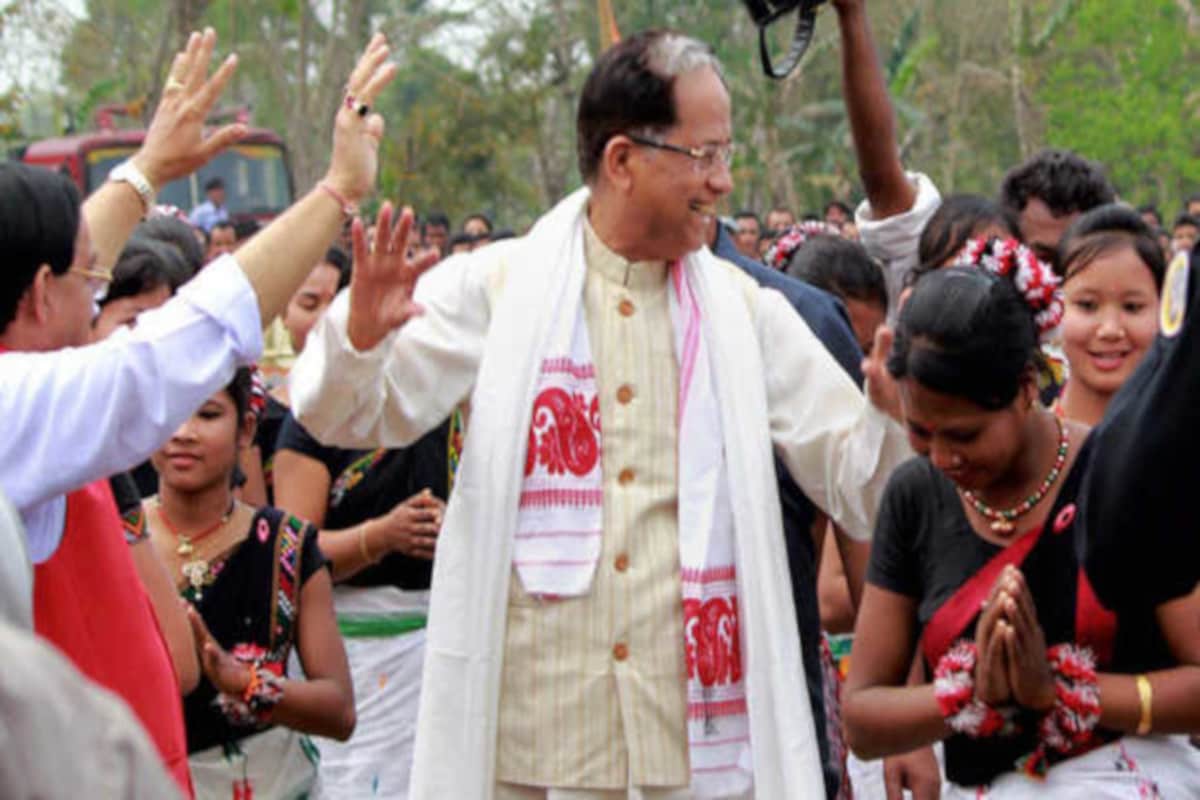 প্ৰায় ৫টাকৈ দশক অসমৰ ৰাজনীতিত দপদপাই থকা প্ৰাক্তন মুখ্যমন্ত্ৰী তৰুণ গগৈৰ দেহাৱসান। প্ৰায় দুমাহৰ পূৰ্বে কোৰোণাত আক্ৰান্ত হোৱা প্ৰাক্তন মুখ্যমন্ত্ৰী তৰুণ গগৈয়ে অৱশেষত মৃত্যুৰ ওচৰত হাৰ মানিলে। ১৯৩৪ চনৰ ১১ অক্টোবৰত শিৱসাগৰৰ ৰঙাজান চাহ বাগিচাত জন্মগ্ৰহণ কৰা প্ৰাক্তন মুখ্যমন্ত্ৰী তৰুণ গগৈ আছিল আধুনিক অসমৰ অন্যতম স্ৰষ্টা। প্ৰায় ৫টাকৈ দশক অসমৰ ৰাজনীতিত দপদপাই থকা প্ৰাক্তন মুখ্যমন্ত্ৰী তৰুণ গগৈৰ দেহাৱসান। প্ৰায় দুমাহৰ পূৰ্বে কোৰোণাত আক্ৰান্ত হোৱা প্ৰাক্তন মুখ্যমন্ত্ৰী তৰুণ গগৈয়ে অৱশেষত মৃত্যুৰ ওচৰত হাৰ মানিলে। ১৯৩৪ চনৰ ১১ অক্টোবৰত শিৱসাগৰৰ ৰঙাজান চাহ বাগিচাত জন্মগ্ৰহণ কৰা প্ৰাক্তন মুখ্যমন্ত্ৰী তৰুণ গগৈ আছিল আধুনিক অসমৰ অন্যতম স্ৰষ্টা।