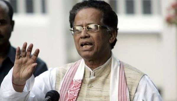 প্ৰাক্তন মুখ্যমন্ত্ৰী তৰুণ গগৈৰ জন্ম এটা টাই আহোম পৰিয়ালত হৈছিল। গগৈৰ দেউতাক ডা০ কমলেশ্বৰ গগৈ আছিল ৰঙাজান চাহ বাগিচাৰে চিকিত্সক। তৰুণ গগৈৰ মাতৃৰ নাম আছিল উষা গগৈ। প্ৰাক্তন মুখ্যমন্ত্ৰী তৰুণ গগৈৰ ঘৰুৱা নাম আছিল পোনাকণ। প্ৰাথমিক শিক্ষা ৰঙাজান নিম্ন বুনিয়াদী বিদ্যালয়ত আৰম্ভ কৰা তৰুণ গগৈয়ে যোৰহাট চৰকাৰী হাইস্কুলৰ পৰা মেট্ৰিক পৰীক্ষাত উত্তীৰ্ণ হৈছিল। পিছত যোৰহাটৰ যগন্নাথ বৰুৱা মহাবিদ্যালয়ৰ পৰা স্নাতক ডিগ্ৰী লাভ কৰা তৰুণ গগৈয়ে গুৱাহাটী বিশ্ববিদ্যালয়ৰ পৰা আইনৰ ডিগ্ৰী লাভ কৰে।<span style="color: #333333; font-size: 1rem;"> </span> প্ৰাক্তন মুখ্যমন্ত্ৰী তৰুণ গগৈৰ জন্ম এটা টাই আহোম পৰিয়ালত হৈছিল। গগৈৰ দেউতাক ডা০ কমলেশ্বৰ গগৈ আছিল ৰঙাজান চাহ বাগিচাৰে চিকিত্সক। তৰুণ গগৈৰ মাতৃৰ নাম আছিল উষা গগৈ। প্ৰাক্তন মুখ্যমন্ত্ৰী তৰুণ গগৈৰ ঘৰুৱা নাম আছিল পোনাকণ। প্ৰাথমিক শিক্ষা ৰঙাজান নিম্ন বুনিয়াদী বিদ্যালয়ত আৰম্ভ কৰা তৰুণ গগৈয়ে যোৰহাট চৰকাৰী হাইস্কুলৰ পৰা মেট্ৰিক পৰীক্ষাত উত্তীৰ্ণ হৈছিল। পিছত যোৰহাটৰ যগন্নাথ বৰুৱা মহাবিদ্যালয়ৰ পৰা স্নাতক ডিগ্ৰী লাভ কৰা তৰুণ গগৈয়ে গুৱাহাটী বিশ্ববিদ্যালয়ৰ পৰা আইনৰ ডিগ্ৰী লাভ কৰে।<span style="color: #333333; font-size: 1rem;"> </span>