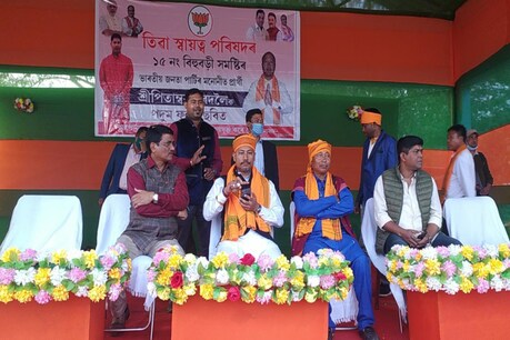 প্ৰদ্যুত্ বৰদলৈ কুলি চৰাইৰ দৰে, ‘পেডেল মৰা’ আৰু ‘টেক্সী চলোৱা’ মানুহক লৈ মনোৰঞ্জন দিছে ৰিপুণ বৰাই প্ৰদ্যুত্ বৰদলৈ কুলি চৰাইৰ দৰে, ‘পেডেল মৰা’ আৰু ‘টেক্সী চলোৱা’ মানুহক লৈ মনোৰঞ্জন দিছে ৰিপুণ বৰাই