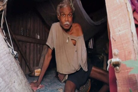 অসুখ হোৱাৰ বাবেই পত্নী আৰু পুত্ৰই খেদি দিলে ঘৰৰ পৰা! প্ৰচণ্ড শীতৰ মাজত এতিয়া এনেদৰেই দিন পাৰ কৰিছে এইগৰাকী বৃদ্ধই অসুখ হোৱাৰ বাবেই পত্নী আৰু পুত্ৰই খেদি দিলে ঘৰৰ পৰা! প্ৰচণ্ড শীতৰ মাজত এতিয়া এনেদৰেই দিন পাৰ কৰিছে এইগৰাকী বৃদ্ধই