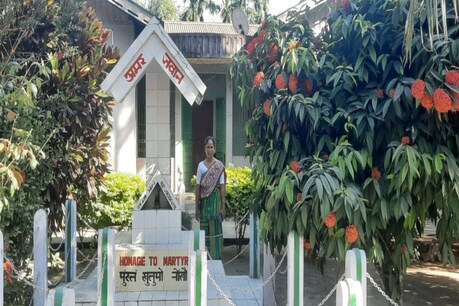 মাহ-হালধীৰ গোন্ধ মাৰ নৌযাওতেই আহিল স্বামীৰ মৃত্যুৰ বাতৰি, কিন্তু স্বামীৰ বলিদানক লৈ গৌৰৱান্বিত এইগৰাকী মহিলা মাহ-হালধীৰ গোন্ধ মাৰ নৌযাওতেই আহিল স্বামীৰ মৃত্যুৰ বাতৰি, কিন্তু স্বামীৰ বলিদানক লৈ গৌৰৱান্বিত এইগৰাকী মহিলা