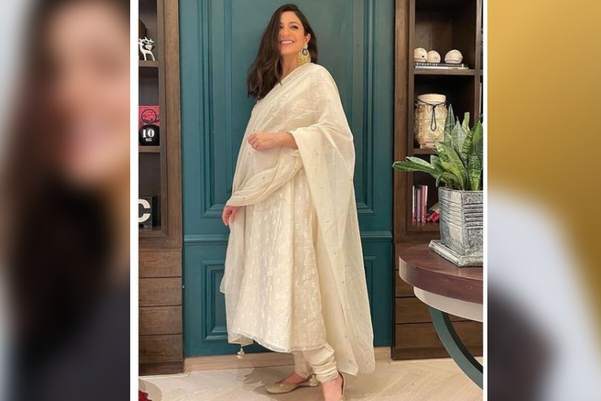 কেৱল ৱেষ্টাৰ্ণেই নহয়, এথনিক পোছাকেৰে মুগ্ধ কৰিছে অভিনেত্ৰীগৰাকীয়ে। অফ হোৱাইট ৰঙৰ আনাৰকলিৰে দৃষ্টি আকৰ্ষণ কৰিছে অনুষ্কাই। কেৱল ৱেষ্টাৰ্ণেই নহয়, এথনিক পোছাকেৰে মুগ্ধ কৰিছে অভিনেত্ৰীগৰাকীয়ে। অফ হোৱাইট ৰঙৰ আনাৰকলিৰে দৃষ্টি আকৰ্ষণ কৰিছে অনুষ্কাই।