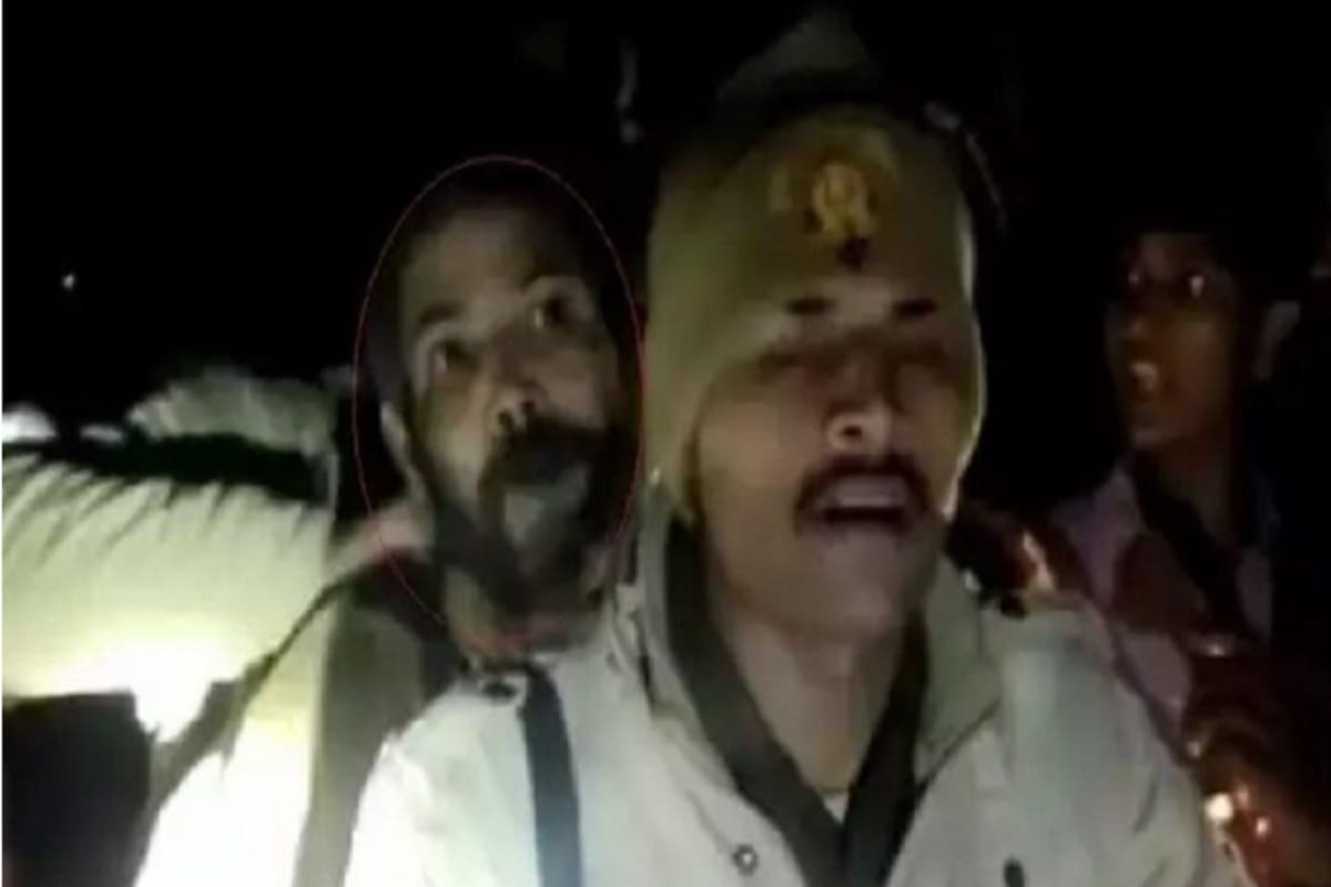 দেশ জোকাৰি যোৱা উত্তৰপ্ৰদেশৰ বৰ্বৰ বলাৎকাৰ আৰু হত্যা কাণ্ডৰ মূল অভিযুক্ত জালত। অৱশেষত উত্তৰপ্ৰদেশৰ বাদায়ুনত দলৱদ্ধ বলাৎকাৰ তথা হত্যাকাণ্ডৰ মূল অভিযুক্তক গ্ৰেপ্তাৰ কৰিলে আৰক্ষীয়ে। অভিযুক্ত স্থানীয় মন্দিৰৰ প্রধান পুৰোহিত । দেশ জোকাৰি যোৱা উত্তৰপ্ৰদেশৰ বৰ্বৰ বলাৎকাৰ আৰু হত্যা কাণ্ডৰ মূল অভিযুক্ত জালত। অৱশেষত উত্তৰপ্ৰদেশৰ বাদায়ুনত দলৱদ্ধ বলাৎকাৰ তথা হত্যাকাণ্ডৰ মূল অভিযুক্তক গ্ৰেপ্তাৰ কৰিলে আৰক্ষীয়ে। অভিযুক্ত স্থানীয় মন্দিৰৰ প্রধান পুৰোহিত ।