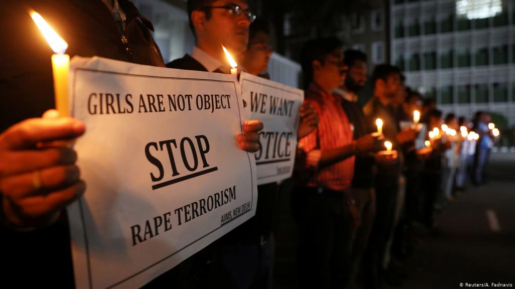 ৰাতিৰ ফালে মন্দিৰৰ চাঁদৰ পৰা মহিলাগৰাকীৰ ৰক্তাক্ত মৃতদেহ উদ্ধাৰ কৰা হয়। মৰণোত্তৰ পৰীক্ষাৰ প্ৰতিবেদনত ওলায় মহিলাগৰাকীৰ যৌনাংগত মাৰাত্মক আঘাত কৰা হৈছিল। যৌনাংগত ভৰাই দিয়া হৈছিল ৰ’ড। ইয়াৰ বাহিৰেও তেওঁৰ কামিহাড় তথা ভৰি ভাঙি দিয়া হৈছিল। হাওঁফাওঁতো গধূৰ কিবা সামগ্ৰীৰে আঘাত কৰা হৈছিল। অতিৰিক্ত ৰক্তক্ষৰণৰ কাৰণে মহিলাগৰাকীৰ মৃত্যু হয়। প্রতীকী চিত্র । ৰাতিৰ ফালে মন্দিৰৰ চাঁদৰ পৰা মহিলাগৰাকীৰ ৰক্তাক্ত মৃতদেহ উদ্ধাৰ কৰা হয়। মৰণোত্তৰ পৰীক্ষাৰ প্ৰতিবেদনত ওলায় মহিলাগৰাকীৰ যৌনাংগত মাৰাত্মক আঘাত কৰা হৈছিল। যৌনাংগত ভৰাই দিয়া হৈছিল ৰ’ড। ইয়াৰ বাহিৰেও তেওঁৰ কামিহাড় তথা ভৰি ভাঙি দিয়া হৈছিল। হাওঁফাওঁতো গধূৰ কিবা সামগ্ৰীৰে আঘাত কৰা হৈছিল। অতিৰিক্ত ৰক্তক্ষৰণৰ কাৰণে মহিলাগৰাকীৰ মৃত্যু হয়। প্রতীকী চিত্র ।