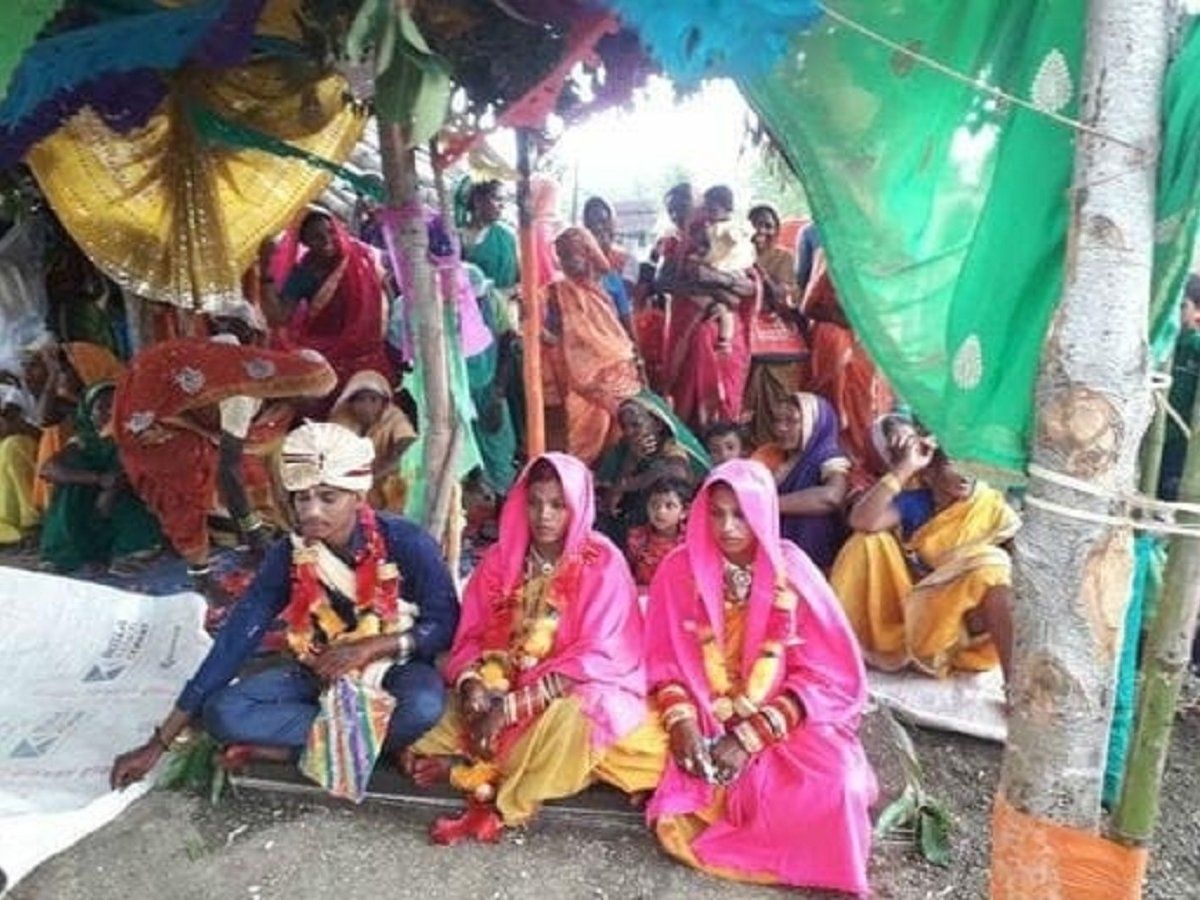 ঘটনাটো ছত্তীশগড়ৰ। চান্দু মৌৰ্য নামৰ এজন যুৱকে প্ৰেমত পৰিছিল দুই যুৱতীৰ। বিয়াৰ কথা ওলোৱাত দুয়োগৰাকীকে কথাটো জনালে চান্দুৱে। তাৰ পিছত দুই প্ৰেমিকাৰ পাৰস্পৰিক বুজাবুজিৰ মাধ্যমেৰে বিয়াৰ সিদ্ধান্ত লোৱা হয়। ৫ জানুৱাৰীত এটা মণ্ডপতে দুই প্ৰেমিকাৰ সৈতে সম্পন্ন হয় চান্দুৰ বিয়া। ঘটনাটো ছত্তীশগড়ৰ। চান্দু মৌৰ্য নামৰ এজন যুৱকে প্ৰেমত পৰিছিল দুই যুৱতীৰ। বিয়াৰ কথা ওলোৱাত দুয়োগৰাকীকে কথাটো জনালে চান্দুৱে। তাৰ পিছত দুই প্ৰেমিকাৰ পাৰস্পৰিক বুজাবুজিৰ মাধ্যমেৰে বিয়াৰ সিদ্ধান্ত লোৱা হয়। ৫ জানুৱাৰীত এটা মণ্ডপতে দুই প্ৰেমিকাৰ সৈতে সম্পন্ন হয় চান্দুৰ বিয়া।