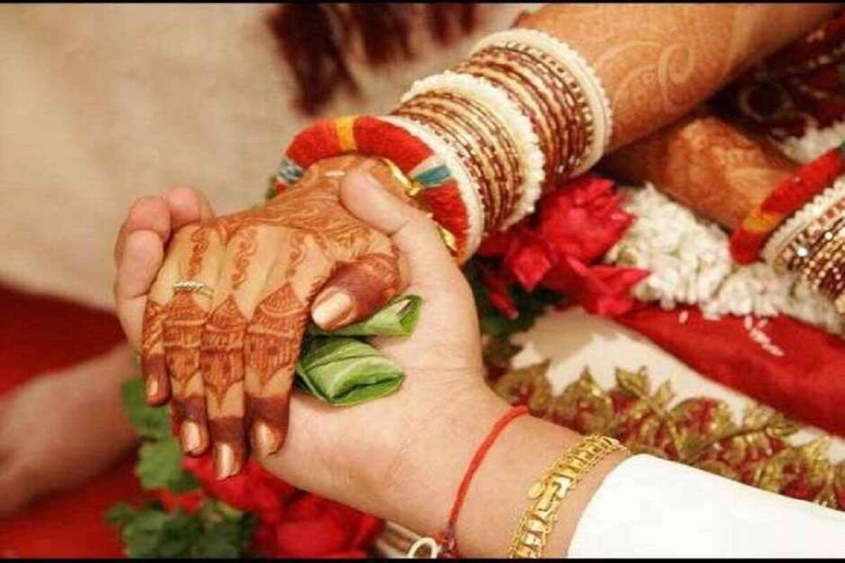চান্দু পেছাত কৃষক। জানিব পৰা মতে, চান্দু প্ৰথমে সুন্দৰী কাশ্যপৰ প্ৰেমত পৰিছিল। তাৰ পিছত সুন্দৰীক ঘৰলৈ আনিছিল। ঠিক এমাহ পিছত বিয়াঘৰত হাছিনাৰ সৈতে পৰিচয় হয়। তাৰ পিছতে প্ৰেমত পৰে হাছিনাৰ। চান্দু পেছাত কৃষক। জানিব পৰা মতে, চান্দু প্ৰথমে সুন্দৰী কাশ্যপৰ প্ৰেমত পৰিছিল। তাৰ পিছত সুন্দৰীক ঘৰলৈ আনিছিল। ঠিক এমাহ পিছত বিয়াঘৰত হাছিনাৰ সৈতে পৰিচয় হয়। তাৰ পিছতে প্ৰেমত পৰে হাছিনাৰ।