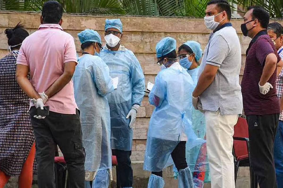 কোনো লোক আক্ৰান্ত হ’লে, তেওঁৰ পৰিয়ালৰ লোকৰ ওপৰত চকু ৰখা হৈছে। নিয়মিত ভাবে ৰাজ্য সমূহক NSACOG (Indian SARS-CoV-2 Genomics Consortium) -ৰ বাবে নজৰ ৰখা বা সংৰক্ষণ, পৰীক্ষা আৰু নমুনা প্ৰেৰণৰ পৰামৰ্শ দিয়া হৈছে। কোনো লোক আক্ৰান্ত হ’লে, তেওঁৰ পৰিয়ালৰ লোকৰ ওপৰত চকু ৰখা হৈছে। নিয়মিত ভাবে ৰাজ্য সমূহক NSACOG (Indian SARS-CoV-2 Genomics Consortium) -ৰ বাবে নজৰ ৰখা বা সংৰক্ষণ, পৰীক্ষা আৰু নমুনা প্ৰেৰণৰ পৰামৰ্শ দিয়া হৈছে।