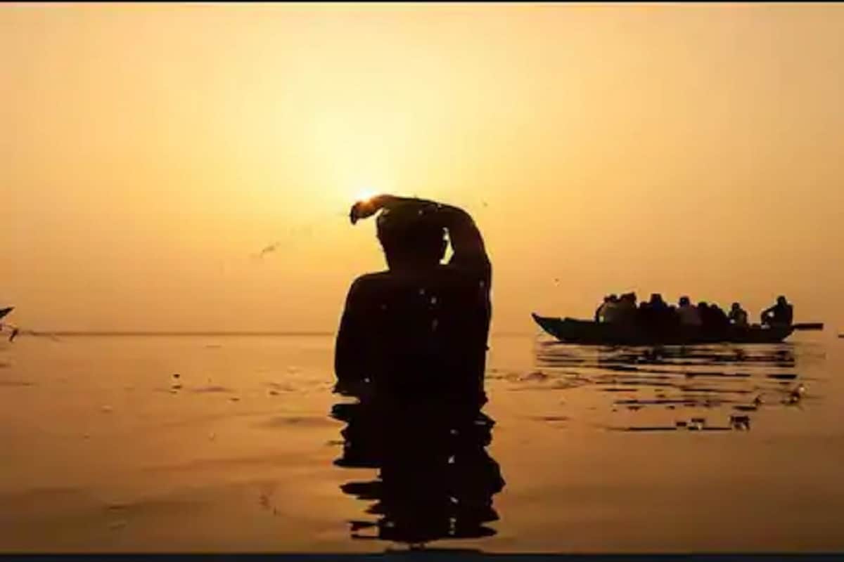 সূৰ্য নমস্কাৰ- মকৰ সংক্ৰান্তি পৰ্ব সূৰ্যৰ উপাসনাৰ লগত যুক্ত। এইদিনটোত সূৰ্য ধনু ৰাশিৰ পৰা মকৰ ৰাশিত প্ৰৱেশ কৰে। সূৰ্য নমস্কাৰ- মকৰ সংক্ৰান্তি পৰ্ব সূৰ্যৰ উপাসনাৰ লগত যুক্ত। এইদিনটোত সূৰ্য ধনু ৰাশিৰ পৰা মকৰ ৰাশিত প্ৰৱেশ কৰে।
