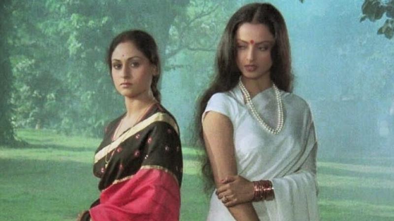 নিতু সিং আৰু ঋষি কাপুৰৰ বিয়াত ৰেখাক প্ৰথমবাৰ ডিঙিত মংগলসূত্ৰ পৰিধান কৰাৰ লগতে সেন্দুৰ লোৱা দেখা গৈছিল। অমিতাভ বচ্চন আৰু জয়া বচ্চনো উপস্থিত আছিল বিয়াত। পিছে ৰেখাই সেন্দুৰ পৰিধান কৰাৰ ৰহস্য় কি? আছিল নেকি অমিতাভ আৰ ৰেখাৰ মাজত গোপন সম্পৰ্ক? পিছদিনা মেগাজিনত প্ৰকাশ পাইছিল এই খবৰ। নিতু সিং আৰু ঋষি কাপুৰৰ বিয়াত ৰেখাক প্ৰথমবাৰ ডিঙিত মংগলসূত্ৰ পৰিধান কৰাৰ লগতে সেন্দুৰ লোৱা দেখা গৈছিল। অমিতাভ বচ্চন আৰু জয়া বচ্চনো উপস্থিত আছিল বিয়াত। পিছে ৰেখাই সেন্দুৰ পৰিধান কৰাৰ ৰহস্য় কি? আছিল নেকি অমিতাভ আৰ ৰেখাৰ মাজত গোপন সম্পৰ্ক? পিছদিনা মেগাজিনত প্ৰকাশ পাইছিল এই খবৰ।