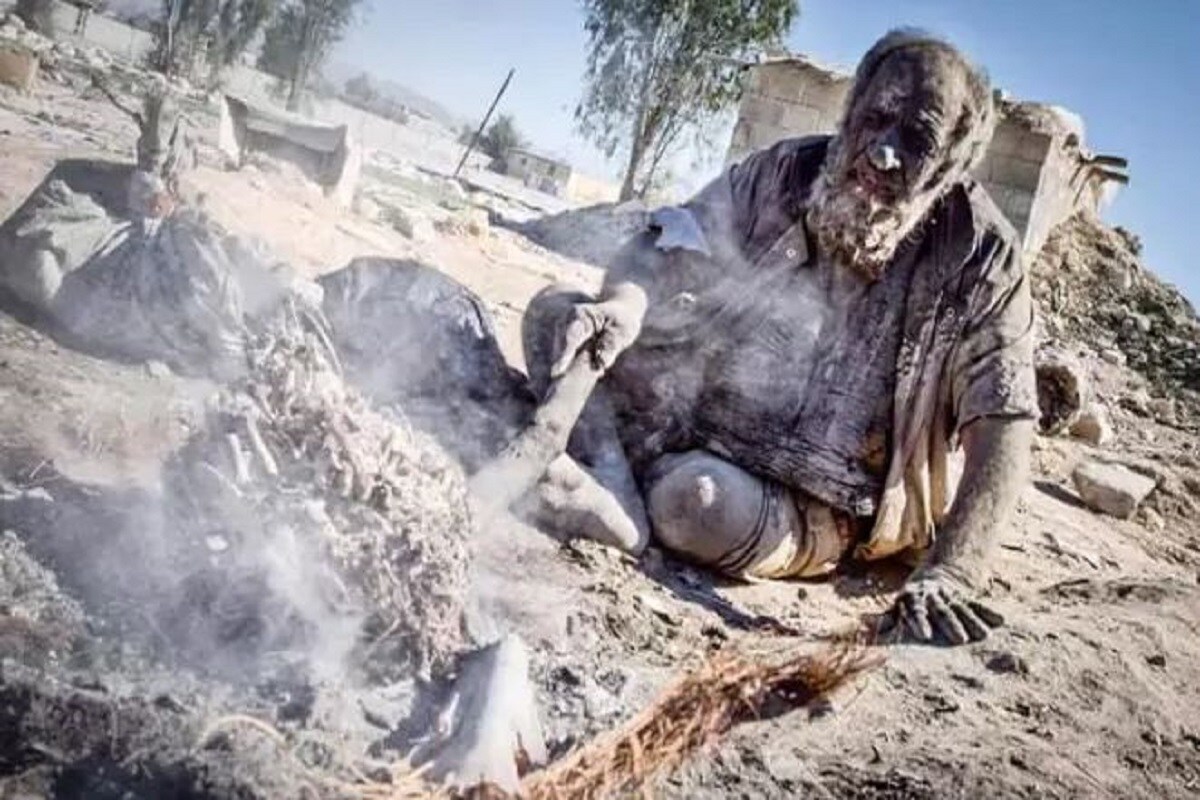  হামো হাজি শীতকালত ঠাণ্ডাৰ পৰা পৰিত্ৰাণ পাবলৈ হেলমেট পিন্ধে। জুই চুলি পুৰি ছুটী কৰে। নিজকে গাড়ীৰ আইনাত চোৱাটো অভ্যাস আমোৰ। যৌৱন মানসিকভাৱে অসুস্থ হোৱাৰ পিছৰে পৰা এইদৰে জীৱন–যাপন কৰিছে আমো হাজিয়ে। (Pic- zmescience.com)