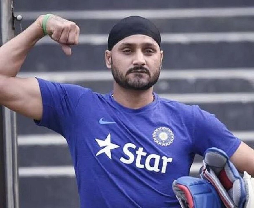 হৰভজন সিঙৰ টুইট আচলতে এটা ভাইৰেল ভিডিঅ’ৰ ভিত্তিত হৈছিল। য’ত এজন মহিলা আরু পুৰুষক ভেকচিন দিয়া দেখা গৈছে। তাৰ লগতে তেওঁলোকে ফটো তুলিছে। কিন্তু পিছত এই খবৰ মিছা বুলি প্ৰমাণিত হয়। তুমাকুৰুৰ ডেপুটি কমিচনাৰ ৰাকেশ কুমাৰে এক ৱেবছাইটৰ সৈতে কথা–বাৰ্তাত জনায় যে যিটো ভিডিঅ’ ভাইৰেল হৈছে সেয়া আচলতে ডাঃ ৰজনী আৰু ডাঃ নাগেন্দ্ৰাপ্পাৰ। তেওঁলোক দুয়োজনে কোৰোণা ভেকচিন লৈছে আৰু সংবাদ মাধ্যমৰ কৰ্মীৰ কথা মতে ফটো তুলিছিল। ফটো ক্লিক হোৱাৰ পূৰ্বেই তেওঁলোকে ভেকচিন লৈছিল। হৰভজন সিঙৰ টুইট আচলতে এটা ভাইৰেল ভিডিঅ’ৰ ভিত্তিত হৈছিল। য’ত এজন মহিলা আরু পুৰুষক ভেকচিন দিয়া দেখা গৈছে। তাৰ লগতে তেওঁলোকে ফটো তুলিছে। কিন্তু পিছত এই খবৰ মিছা বুলি প্ৰমাণিত হয়। তুমাকুৰুৰ ডেপুটি কমিচনাৰ ৰাকেশ কুমাৰে এক ৱেবছাইটৰ সৈতে কথা–বাৰ্তাত জনায় যে যিটো ভিডিঅ’ ভাইৰেল হৈছে সেয়া আচলতে ডাঃ ৰজনী আৰু ডাঃ নাগেন্দ্ৰাপ্পাৰ। তেওঁলোক দুয়োজনে কোৰোণা ভেকচিন লৈছে আৰু সংবাদ মাধ্যমৰ কৰ্মীৰ কথা মতে ফটো তুলিছিল। ফটো ক্লিক হোৱাৰ পূৰ্বেই তেওঁলোকে ভেকচিন লৈছিল।