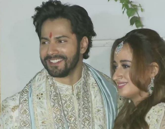 বৰুণ ধাৱানৰ বিয়াত নিষিদ্ধ আছিল মোবাইল ফোনৰ ফটো। সেয়ে বিয়াৰ সাজত বৰুণ আৰু নতাশাক দেখাটো প্ৰায় অসম্ভৱ হৈ পৰিছিল। অৱশেষত অনুৰাগীৰ সপোন পূৰণ কৰিলে বৰুণে নিজেই। Photo: ANI বৰুণ ধাৱানৰ বিয়াত নিষিদ্ধ আছিল মোবাইল ফোনৰ ফটো। সেয়ে বিয়াৰ সাজত বৰুণ আৰু নতাশাক দেখাটো প্ৰায় অসম্ভৱ হৈ পৰিছিল। অৱশেষত অনুৰাগীৰ সপোন পূৰণ কৰিলে বৰুণে নিজেই। Photo: ANI