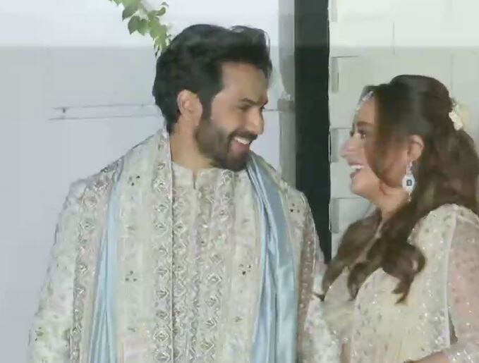 ইনষ্টাগ্ৰামত পোষ্ট কৰিলে বিয়াৰ ফটো। ফটোত দেখা গৈছে পুত্ৰ বৰুণৰ ঠিক পিছফালে উচ্চাসিত ডেভিদ ধাৱানক। Photo: ANI ইনষ্টাগ্ৰামত পোষ্ট কৰিলে বিয়াৰ ফটো। ফটোত দেখা গৈছে পুত্ৰ বৰুণৰ ঠিক পিছফালে উচ্চাসিত ডেভিদ ধাৱানক। Photo: ANI