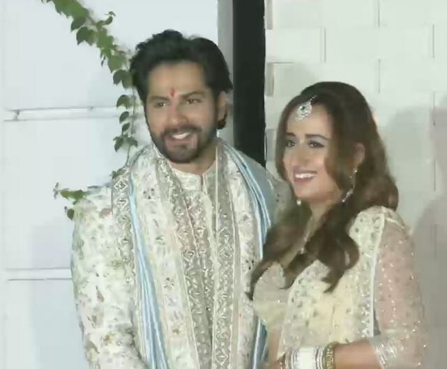 বৰুণ ধাৱানৰ বিয়াক লৈ দেওবাৰে পুৱাৰ পৰাই সমগ্ৰ বলীউদত চৰ্চা। নতাশা আৰু বৰুণৰ বিয়াৰ ফটো চোৱাৰ বাবে বাবে বাট চাইছিল অনুৰাগীসকলে। কিন্তু বৰুণৰ কঠোৰ নিষেধাজ্ঞা। নো মোবাইল ফোন। যেতিয়ালৈ বৰুণ–নাতাশাই নিজে কেমেৰাৰ সন্মুখত থিয় হোৱা নাই, তেতিয়ালৈ ফটো দেখাটো কঠিন হৈ পৰিছিল। শেষত বৰুণে ন কইনাক লৈ কেমেৰাৰ সন্মুখলৈ আহিল। Photo; ANI বৰুণ ধাৱানৰ বিয়াক লৈ দেওবাৰে পুৱাৰ পৰাই সমগ্ৰ বলীউদত চৰ্চা। নতাশা আৰু বৰুণৰ বিয়াৰ ফটো চোৱাৰ বাবে বাবে বাট চাইছিল অনুৰাগীসকলে। কিন্তু বৰুণৰ কঠোৰ নিষেধাজ্ঞা। নো মোবাইল ফোন। যেতিয়ালৈ বৰুণ–নাতাশাই নিজে কেমেৰাৰ সন্মুখত থিয় হোৱা নাই, তেতিয়ালৈ ফটো দেখাটো কঠিন হৈ পৰিছিল। শেষত বৰুণে ন কইনাক লৈ কেমেৰাৰ সন্মুখলৈ আহিল। Photo; ANI