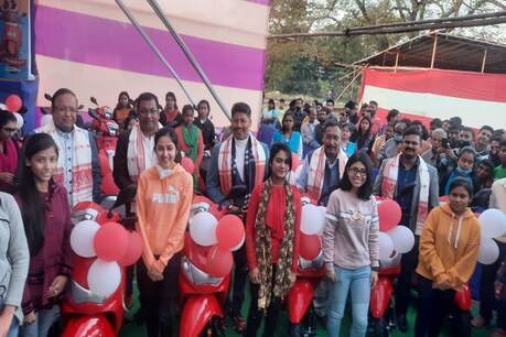 আমাৰ চৰকাৰে দিয়া প্ৰতিশ্ৰুতি আখৰে আখৰে পালন কৰিছে- নগাঁৱত পীয়ুষ হাজৰিকাৰ মন্তব্য আমাৰ চৰকাৰে দিয়া প্ৰতিশ্ৰুতি আখৰে আখৰে পালন কৰিছে- নগাঁৱত পীয়ুষ হাজৰিকাৰ মন্তব্য