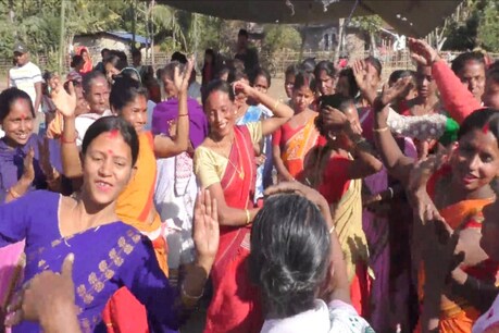 চৰকাৰে হেনো মাইক্ৰ’ ফাইনেন্সৰ ঋণ মাফ কৰিলে! এটা অঞ্চলৰ শ শ মহিলাই আবতৰীয়া বিহুু পাতি আয়োজন কৰিলে ভোজ–ভাতৰ চৰকাৰে হেনো মাইক্ৰ’ ফাইনেন্সৰ ঋণ মাফ কৰিলে! এটা অঞ্চলৰ শ শ মহিলাই আবতৰীয়া বিহুু পাতি আয়োজন কৰিলে ভোজ–ভাতৰ