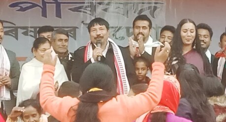 ‘যৌৱন কমলা নহয় যে, তাক চুপি চুপি খাব পাৰি'- গীত নৃত্য় কৰি এতিয়া ৰাজহুৱা সভাত আমোদ দিছে মন্ত্ৰী অতুল বৰাই ‘যৌৱন কমলা নহয় যে, তাক চুপি চুপি খাব পাৰি'- গীত নৃত্য় কৰি এতিয়া ৰাজহুৱা সভাত আমোদ দিছে মন্ত্ৰী অতুল বৰাই