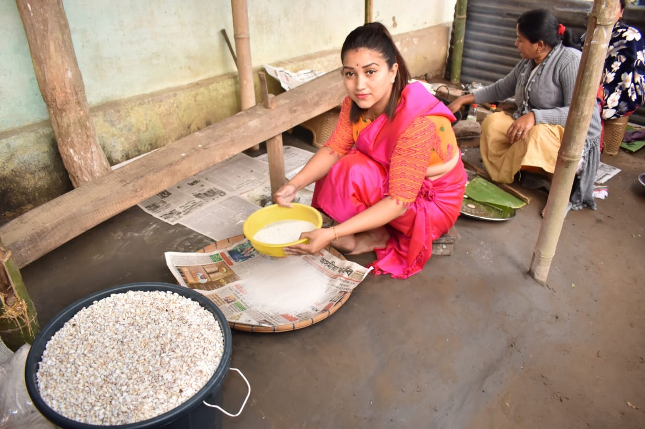মঙলবাৰে বটদ্ৰৱা সমষ্টিৰ মাজগাওঁৰ মহিলা সকলে পিঠা-পনা বনাই বিহুক আদৰিবলৈ প্ৰস্তুতি চলোৱাৰ সময়তে বিধায়িকা আঙুৰলতা ডেকাই মাজগাঁওত উপস্থিতহৈ সমষ্টিবাসী ৰাইজক উৎসাহিত কৰে। মঙলবাৰে বটদ্ৰৱা সমষ্টিৰ মাজগাওঁৰ মহিলা সকলে পিঠা-পনা বনাই বিহুক আদৰিবলৈ প্ৰস্তুতি চলোৱাৰ সময়তে বিধায়িকা আঙুৰলতা ডেকাই মাজগাঁওত উপস্থিতহৈ সমষ্টিবাসী ৰাইজক উৎসাহিত কৰে।