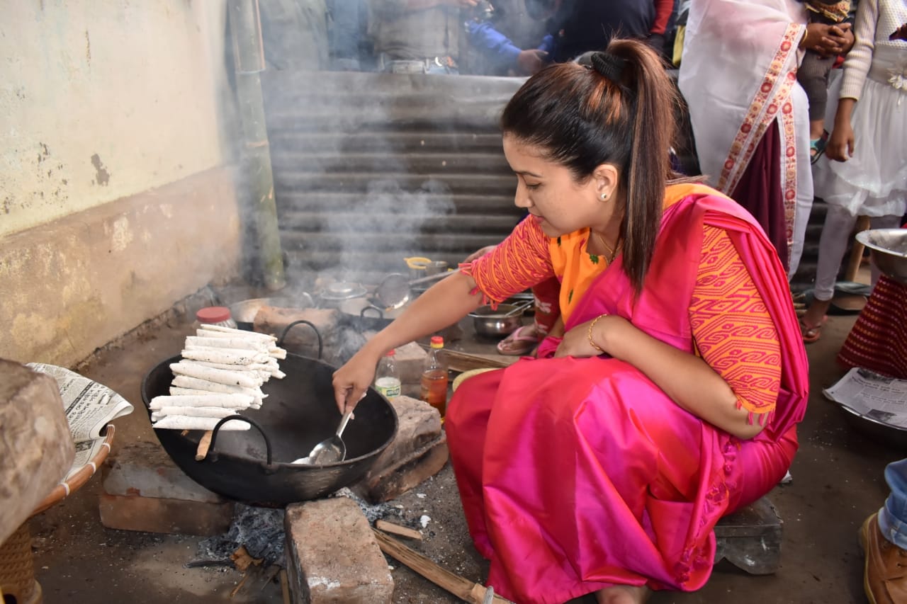 হেপাঁহৰ ভোগালী বিহুটিক আদৰিবলৈ এতিয়া সাজু হৈছে নগাঁওবাসী। নগাঁও জিলাৰ বটদ্রৱাটো ভোগালী বিহুটিক আদৰিবলৈ এতিয়া উঠি পৰি লাগিছে অঞ্চলবাসী। সমষ্টিৰ বিধায়িকা আঙুৰলতা ডেকাক এইবাৰ দেখা গল অন্য ৰূপত। হেপাঁহৰ ভোগালী বিহুটিক আদৰিবলৈ এতিয়া সাজু হৈছে নগাঁওবাসী। নগাঁও জিলাৰ বটদ্রৱাটো ভোগালী বিহুটিক আদৰিবলৈ এতিয়া উঠি পৰি লাগিছে অঞ্চলবাসী। সমষ্টিৰ বিধায়িকা আঙুৰলতা ডেকাক এইবাৰ দেখা গল অন্য ৰূপত।