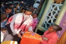 গুৱাহাটীৰ গণেশ মন্দিৰৰ সন্মুখত থকা দুখীয়া লোকৰ মাজত কম্বল বিতৰণ সাংসদ গৌৰৱ গগৈৰ