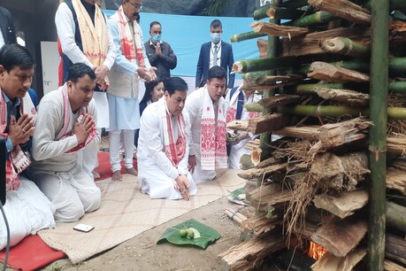 ডিব্ৰুগড়ৰ নিজ বাসগৃহতে বিহু উদযাপন কৰিলে মুখ্যমন্ত্ৰীয়ে, মেজিত অগ্নি সংযোগ কৰি ৰাজ্যবাসীক দিলে বিহুৰ শুভেচ্ছা ডিব্ৰুগড়ৰ নিজ বাসগৃহতে বিহু উদযাপন কৰিলে মুখ্যমন্ত্ৰীয়ে, মেজিত অগ্নি সংযোগ কৰি ৰাজ্যবাসীক দিলে বিহুৰ শুভেচ্ছা