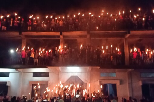 গোলাঘাট জিলা সন্থাৰ কাৰ্যালয়ৰ পৰা ওলোৱা জোৰ সমদলক বাধা দিয়ে আৰক্ষীয়ে।