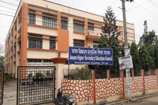 আজি এক নিৰ্দেশনাযোগে হায়াৰ ছেকেণ্ডাৰী পৰীক্ষা পিছুওবাৰ কথা অৱগত কৰে AHSECৰ পৰীক্ষা নিয়ন্ত্ৰকে।