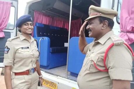 পদমৰ্যাদাৰ প্ৰতি সন্মান, কৰ্মৰত অৱস্থাত পিতৃয়ে চ্যেলুট দিলে DSP কন্যাক, ভাইৰেল পদমৰ্যাদাৰ প্ৰতি সন্মান, কৰ্মৰত অৱস্থাত পিতৃয়ে চ্যেলুট দিলে DSP কন্যাক, ভাইৰেল