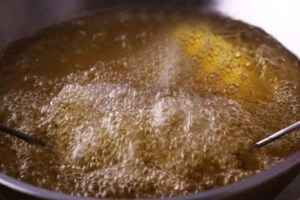 কামৰ পৰা ঘূৰি অহা দেৰি হ’ল স্বামীৰ, খঙৰ ভমকত পত্নীয়ে স্বামীৰ মুখত ঢালি দিলে গৰম তেল