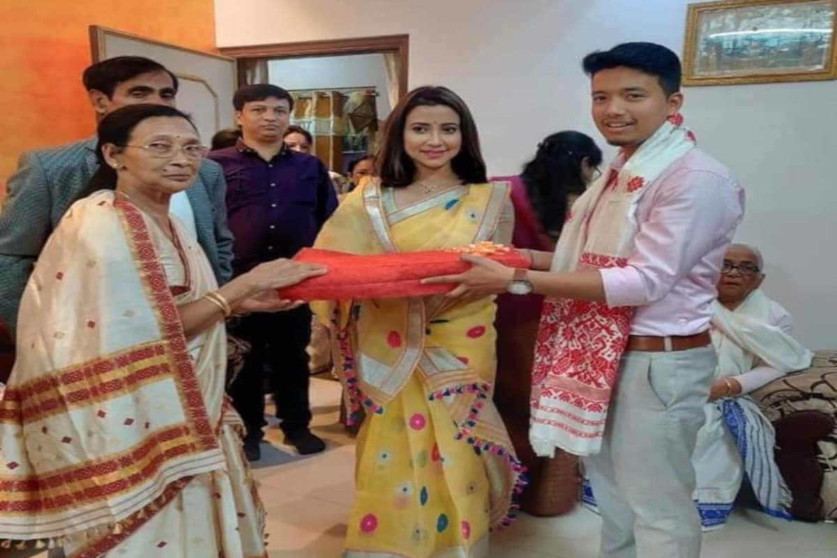 ফাগুনত অভিনেত্ৰী বৰষাৰাণী বিষয়াৰ বিয়া। ইতিমধ্যে দুয়োটা পৰিয়ালে প্ৰস্তুতি চলাইছে বিয়াৰ বাবে। (ফটো : ফেচবুক) ফাগুনত অভিনেত্ৰী বৰষাৰাণী বিষয়াৰ বিয়া। ইতিমধ্যে দুয়োটা পৰিয়ালে প্ৰস্তুতি চলাইছে বিয়াৰ বাবে। (ফটো : ফেচবুক)