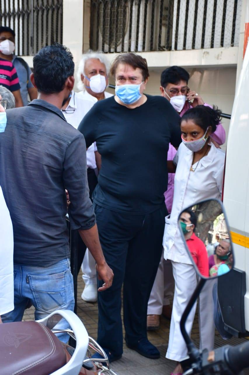  ভাতৃৰ মৃত্যুত মৰ্মাহত হৈ পৰা ৰণধীৰ কাপুৰৰ শোকগ্ৰস্ত অৱস্থাৰ ছবি।