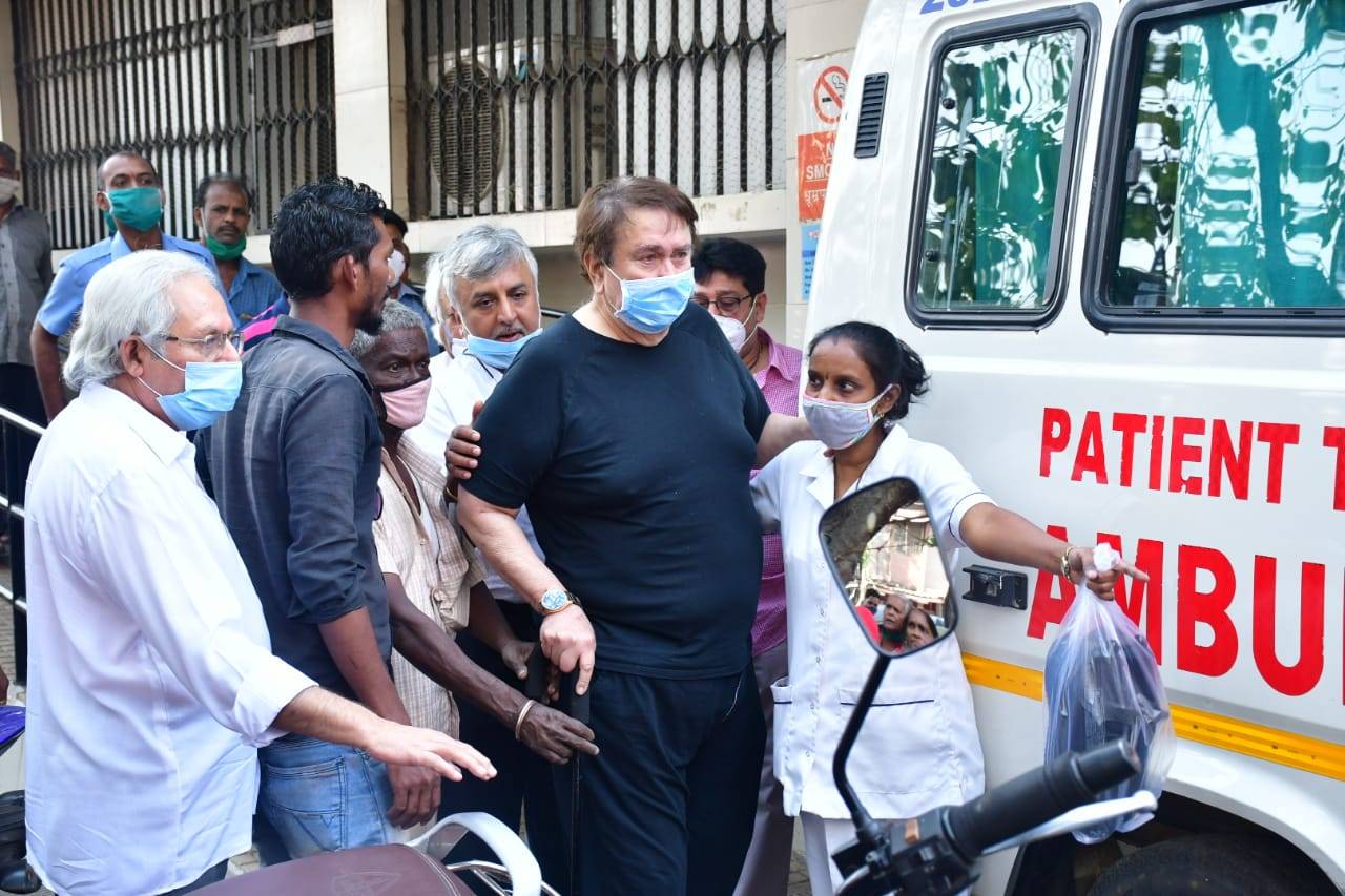  মাত্ৰ সাতমাহৰ ভিতৰত ঋষি কাপুৰ আৰু ৰাজীৱ কাপুৰ, দুজনকৈ ভাতৃক হেৰুৱাইছে ৰণধীৰ কাপুৰে। যোৱা বছৰৰ ৩০ এপ্ৰিলত ঋষি কাপুৰৰ মৃত্যু হৈছিল। তেওঁ কেন্সাৰৰ সৈতে যুঁজি আছিল। মুম্বাইৰ হাস্পতালতে তেওঁ শেষ নিশ্বাস ত্যাগ কৰে।