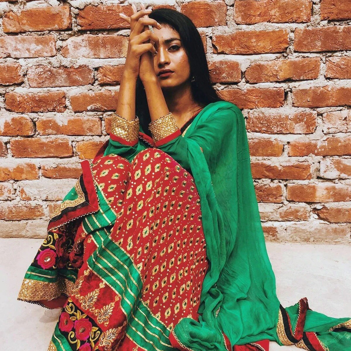 মান্যাই তেওঁৰ পোষ্টত কৈছিল যে, তেওঁ দিনত অধ্যয়ন কৰিছিল, সন্ধিয়া বাচন ধুইছিল আৰু নিশা এটা ক'ল চেণ্টাৰত কাম কৰিছিল । লগতে তেওঁ কয়, "মই সেই ঠাই পাবলৈ বহু ঘণ্টা খোজ কাঢ়িছিলো যাতে মই ৰিক্সাৰ ভাড়া বচাব পাৰো।" মান্যাই তেওঁৰ পোষ্টত কৈছিল যে, তেওঁ দিনত অধ্যয়ন কৰিছিল, সন্ধিয়া বাচন ধুইছিল আৰু নিশা এটা ক'ল চেণ্টাৰত কাম কৰিছিল । লগতে তেওঁ কয়, "মই সেই ঠাই পাবলৈ বহু ঘণ্টা খোজ কাঢ়িছিলো যাতে মই ৰিক্সাৰ ভাড়া বচাব পাৰো।"