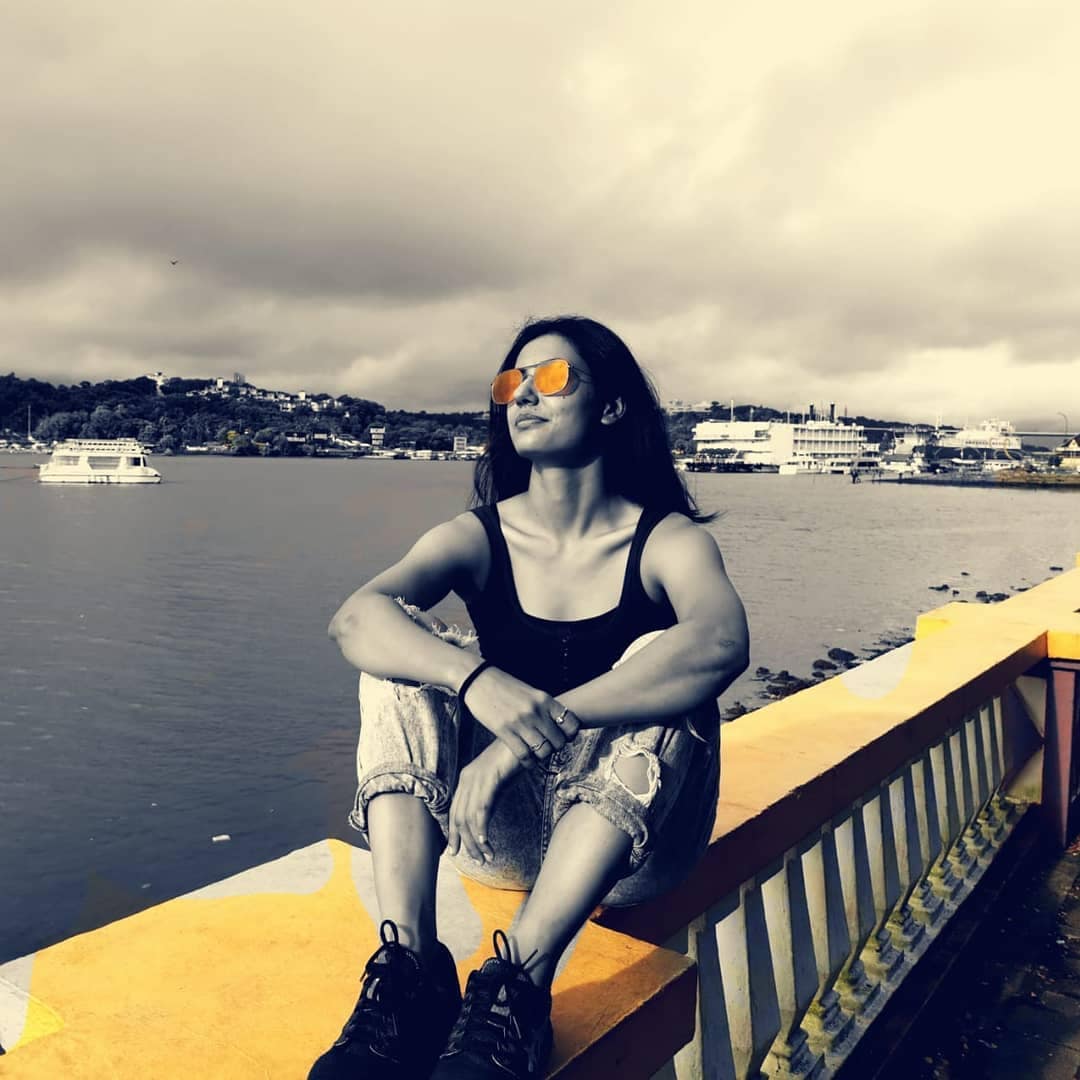  দীশাৰ দৰেই সৌন্দৰ্যৰ প্ৰতি সচেতন খুশবু। আৰু সেনাত কৰ্মৰত হোৱাৰ বাবে সকলো সময়তে শৰীৰচৰ্চাৰ মাজতে থাকিবলগীয়া হয়। (ফটো : ইনষ্টাগ্ৰাম)