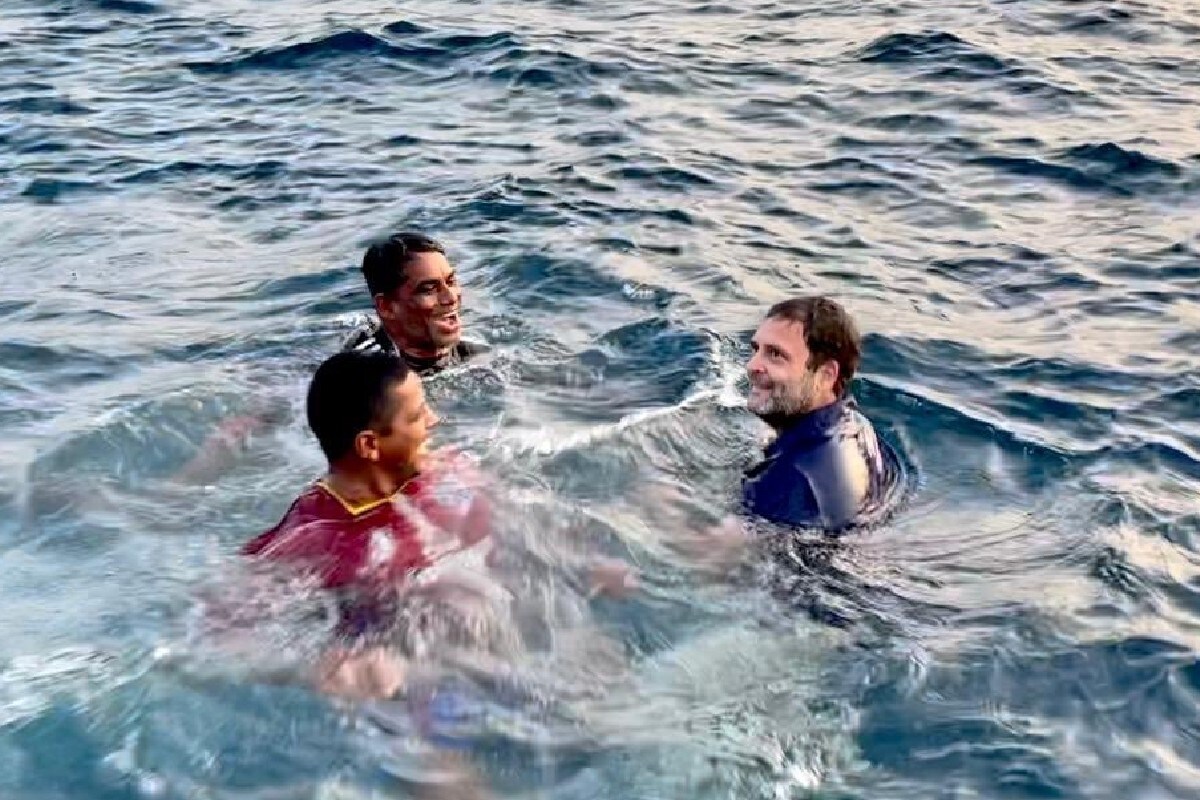 মাছমৰীয়াসকলৰ জীৱনক ওচৰৰ পৰা বুজিবলৈ আৰু তেওঁলোকৰ সৈতে একাত্ম হ’বলৈ নাঁৱত উঠি সাগৰলৈ গ’ল ৰাহুল গান্ধী। মাছ ধৰিবলৈ জাল পেলাওতে পানীত তেওঁ নামে আৰু প্ৰায় ১০মিনিট সময় সাগৰত থাকে তেওঁ। (Pic- ANI) মাছমৰীয়াসকলৰ জীৱনক ওচৰৰ পৰা বুজিবলৈ আৰু তেওঁলোকৰ সৈতে একাত্ম হ’বলৈ নাঁৱত উঠি সাগৰলৈ গ’ল ৰাহুল গান্ধী। মাছ ধৰিবলৈ জাল পেলাওতে পানীত তেওঁ নামে আৰু প্ৰায় ১০মিনিট সময় সাগৰত থাকে তেওঁ। (Pic- ANI)