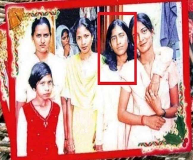 পৰিয়ালৰ বিৰোধিতা স্বত্বেও দুয়োগৰাকীয়ে সকলো আওকান কৰিছিল আৰু শ্বৱনমে তাইৰ প্ৰেমিকক নিজৰ ঘৰত মাতিবলৈ আৰম্ভ কৰিছিল। যাৰ বিৰোধিতা কৰিছিল পৰিয়ালৰ সদস্যসকলে। তাৰ পিছত, শ্বৱনমে সিঁহতৰ প্ৰেমৰ সেই ৰাস্তাৰ পৰা তাইৰ পৰিয়ালক আঁতৰ কৰিবলৈ টোপনি অহা টেবলেট দিবলৈ আৰম্ভ কৰিলে। তাৰ পিছত, ২০০৮ চনৰ ১৪ এপ্ৰিলত শ্বৱনমে তেওঁৰ প্ৰেমিক চেলিমৰ সৈতে মিলিত হৈ এক ষড়যন্ত্ৰ ৰচি নিজৰ পৰিয়ালৰ সদস্যসকলক টোপনিত থকা অৱস্থাতে কুঠাৰেৰে ঘপিয়াই নৃশংসভাৱে হত্যা কৰিছিল। আৰক্ষীয়ে সমগ্ৰ ঘটনা সম্পৰ্কে কৰা অনুসন্ধানত সকলো সত্যলৈ পোহৰলৈ আহিছিল। পৰিয়ালৰ বিৰোধিতা স্বত্বেও দুয়োগৰাকীয়ে সকলো আওকান কৰিছিল আৰু শ্বৱনমে তাইৰ প্ৰেমিকক নিজৰ ঘৰত মাতিবলৈ আৰম্ভ কৰিছিল। যাৰ বিৰোধিতা কৰিছিল পৰিয়ালৰ সদস্যসকলে। তাৰ পিছত, শ্বৱনমে সিঁহতৰ প্ৰেমৰ সেই ৰাস্তাৰ পৰা তাইৰ পৰিয়ালক আঁতৰ কৰিবলৈ টোপনি অহা টেবলেট দিবলৈ আৰম্ভ কৰিলে। তাৰ পিছত, ২০০৮ চনৰ ১৪ এপ্ৰিলত শ্বৱনমে তেওঁৰ প্ৰেমিক চেলিমৰ সৈতে মিলিত হৈ এক ষড়যন্ত্ৰ ৰচি নিজৰ পৰিয়ালৰ সদস্যসকলক টোপনিত থকা অৱস্থাতে কুঠাৰেৰে ঘপিয়াই নৃশংসভাৱে হত্যা কৰিছিল। আৰক্ষীয়ে সমগ্ৰ ঘটনা সম্পৰ্কে কৰা অনুসন্ধানত সকলো সত্যলৈ পোহৰলৈ আহিছিল।