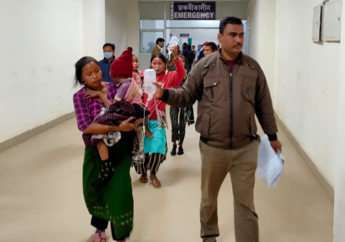 বুধবাৰে পুৱাই গুৱাহাটীৰ পৰা ৬ জনীয়া এটি চিকিৎসকৰ দল আহি উপস্থিত হয় DMCHত৷ লক্ষ্যণীয় যে নিশা কোনো জনপ্ৰতিনিধিৰ ৰোগীৰ খবৰ ল’বলৈ সময় নহয় যদিও দুই বজালৈ চিকিৎসালয়ত উপস্থিত থাকে কাৰ্বি আংলং জিলাৰ উপায়ুক্ত এন চন্দ্ৰধ্বজ সিংহা৷ উপায়ুক্তগৰাকীয়ে গোটেই ঘটনাটোৰ দণ্ডাধীশ পৰ্যায়ৰ তদন্ত ঘোষণা কৰিছে৷ বুধবাৰে পুৱাই গুৱাহাটীৰ পৰা ৬ জনীয়া এটি চিকিৎসকৰ দল আহি উপস্থিত হয় DMCHত৷ লক্ষ্যণীয় যে নিশা কোনো জনপ্ৰতিনিধিৰ ৰোগীৰ খবৰ ল’বলৈ সময় নহয় যদিও দুই বজালৈ চিকিৎসালয়ত উপস্থিত থাকে কাৰ্বি আংলং জিলাৰ উপায়ুক্ত এন চন্দ্ৰধ্বজ সিংহা৷ উপায়ুক্তগৰাকীয়ে গোটেই ঘটনাটোৰ দণ্ডাধীশ পৰ্যায়ৰ তদন্ত ঘোষণা কৰিছে৷