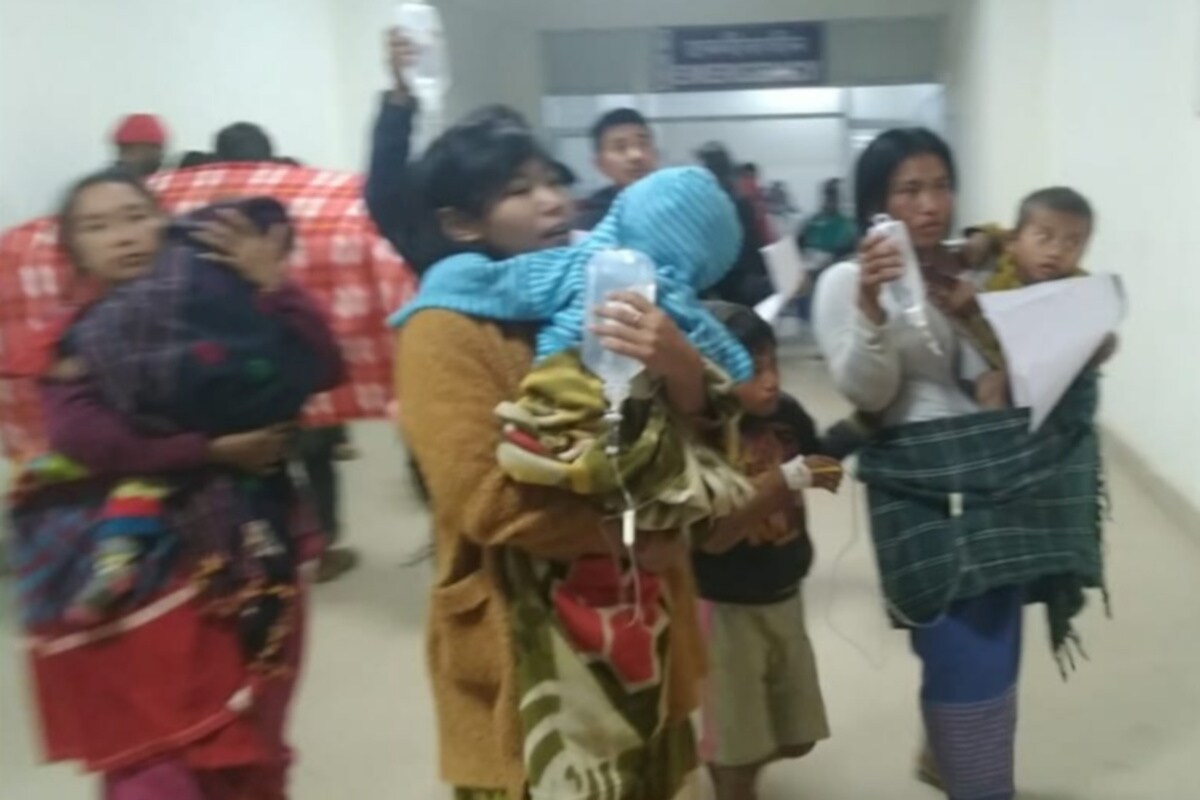 মঙলবাৰে মুখ্যমন্ত্ৰী সৰ্বানন্দ সোণোৱাল আৰু স্বাস্থ্যমন্ত্ৰী ড০ হিমন্ত বিশ্ব শৰ্মা ডিফুলৈ আহিছিল৷ উদ্দেশ্য আছিল ডিফু মেডিকেল কলেজত এই বছৰ নামভৰ্তি কৰা ১০০ গৰাকী ছাত্ৰ-ছাত্ৰীৰ আনুষ্ঠানিক পাঠদান আৰম্ভ কৰাৰ কাৰ্যসূচী৷ দিনটোৰ সকলো কাৰ্যসূচী সুকলমে পাৰ হ’ল৷ কাৰ্বি আংলঙৰ বিভিন্ন প্ৰান্তত পৰা এই ঐতিহাসিক ক্ষণৰ সাক্ষী হ’বলৈ অহা লোকসকলো ঘৰ পালেগৈ৷ কিন্তু সন্ধিয়াৰ পৰা লাগিল অথন্তৰ৷ অনুষ্ঠানত বিৰিয়ানী খাই সন্ধিয়াৰ ভাগলৈ অসুস্থ হৈ পৰে বহু লোক। মঙলবাৰে মুখ্যমন্ত্ৰী সৰ্বানন্দ সোণোৱাল আৰু স্বাস্থ্যমন্ত্ৰী ড০ হিমন্ত বিশ্ব শৰ্মা ডিফুলৈ আহিছিল৷ উদ্দেশ্য আছিল ডিফু মেডিকেল কলেজত এই বছৰ নামভৰ্তি কৰা ১০০ গৰাকী ছাত্ৰ-ছাত্ৰীৰ আনুষ্ঠানিক পাঠদান আৰম্ভ কৰাৰ কাৰ্যসূচী৷ দিনটোৰ সকলো কাৰ্যসূচী সুকলমে পাৰ হ’ল৷ কাৰ্বি আংলঙৰ বিভিন্ন প্ৰান্তত পৰা এই ঐতিহাসিক ক্ষণৰ সাক্ষী হ’বলৈ অহা লোকসকলো ঘৰ পালেগৈ৷ কিন্তু সন্ধিয়াৰ পৰা লাগিল অথন্তৰ৷ অনুষ্ঠানত বিৰিয়ানী খাই সন্ধিয়াৰ ভাগলৈ অসুস্থ হৈ পৰে বহু লোক।