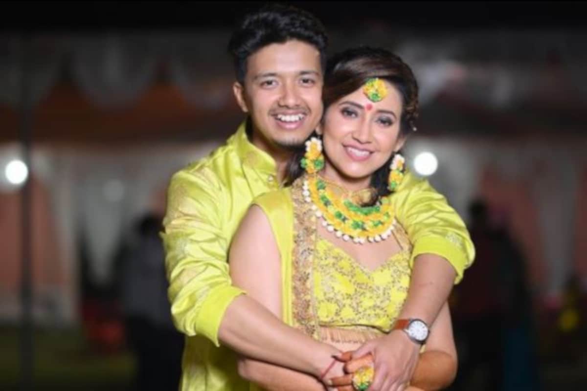 সোমবাৰে সম্পন্ন হ'ল অভিনেত্ৰী বৰষাৰাণী বিষয়াৰ বিয়া। মায়ঙৰ ঐতিহাসিক গৰঙা মন্দিৰত হ'ল বহু প্ৰত্যাশিত বিয়াখন। যোৰহাটৰ ভাস্কৰ বৰুৱা নামৰ অনুৰাগীজনৰ সৈতে বিয়াত বহিল জনপ্ৰিয় অভিনেত্ৰীগৰাকী। সোমবাৰে সম্পন্ন হ'ল অভিনেত্ৰী বৰষাৰাণী বিষয়াৰ বিয়া। মায়ঙৰ ঐতিহাসিক গৰঙা মন্দিৰত হ'ল বহু প্ৰত্যাশিত বিয়াখন। যোৰহাটৰ ভাস্কৰ বৰুৱা নামৰ অনুৰাগীজনৰ সৈতে বিয়াত বহিল জনপ্ৰিয় অভিনেত্ৰীগৰাকী।
