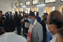 এচিড আক্ৰমণৰ বলি যুৱতীৰ স্বাস্থ্যৰ বুজ ল’লে মন্ত্ৰী পীযুষ হাজৰিকাই, বিনামূলীয়া হ’ব চিকিৎসা