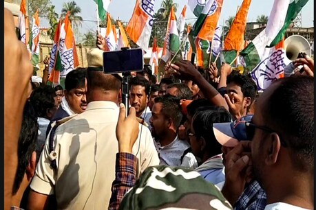 কংগ্ৰেছৰ প্ৰতিবাদত আৰক্ষীৰ বাধা! চৰকাৰৰ গঠনৰ দুমাহৰ ভিতৰত বাধা দিয়া আৰক্ষীৰ বিৰুদ্ধে ব্যৱস্থা গ্ৰহণৰ হুংকাৰ ৰকিবুল হুছেইনৰ কংগ্ৰেছৰ প্ৰতিবাদত আৰক্ষীৰ বাধা! চৰকাৰৰ গঠনৰ দুমাহৰ ভিতৰত বাধা দিয়া আৰক্ষীৰ বিৰুদ্ধে ব্যৱস্থা গ্ৰহণৰ হুংকাৰ ৰকিবুল হুছেইনৰ