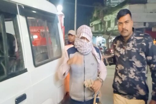 যোৰহাট নগৰৰ বেৰিয়া বিল্ডিঙৰ গৰাকী তথা প্ৰতিষ্ঠিত ব্যৱসায়ী ঘনশ্যাম তছনিৱালক গ্ৰেপ্তাৰ কৰিছে যোৰহাট আৰক্ষীয়ে।