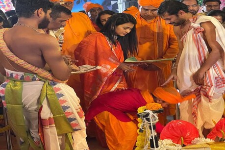 স্বামীৰ বিজয় কামনাৰে মহাদেৱৰ আৰাধনা আইমী বৰুৱাৰ, ৰিণিকি ভূঞাৰ সৈতে বহিল যজ্ঞত স্বামীৰ বিজয় কামনাৰে মহাদেৱৰ আৰাধনা আইমী বৰুৱাৰ, ৰিণিকি ভূঞাৰ সৈতে বহিল যজ্ঞত