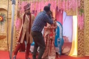 বিয়াৰ মাজতে কেমেৰামেনক কাণতলীয়া চৰ দৰাৰ, কইনাৰ কাণ্ড দেখিলে আপুনিও ৰখাব নোৱাৰিব হাঁহি, চাওক ভিডিঅ’