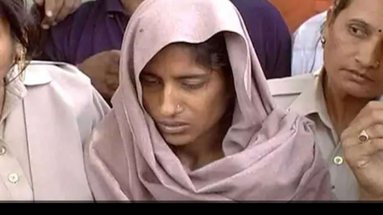 কিন্তু আপোনাৰ মনতো প্ৰশ্ন উত্থাপন হৈছে চাগে কিহৰ বাবে শ্বৱনমক দিয়া হ'ব এই চৰম শাস্তি ? কি এনে ঘৃণনীয়,নৃশংস কাণ্ড সংঘটিত কৰিছিল শ্বৱনমে। দৰাচলতে ২০০৮ চনৰ ঘটনা এয়া। উত্তৰ প্ৰদেশৰ আমৰোহাৰ বাংখেদি গাঁৱৰ শিক্ষক চৌকত আলীয়ে পুতেক অনীছ, ৰচিদ, বোৱাৰী অঞ্জুম আৰু একমাত্ৰ কন্যা শ্বৱনমৰ সৈতে একেখন ঘৰতে বাস কৰিছিল। তেওঁলোকৰ আছিল এটা সুখী হাঁহি–ফূৰ্তিৰে ভৰি থকা পৰিয়াল। শ্বৱনমৰ দেউতাকে একমাত্ৰ জীয়ৰীক আলাসেৰে ডাঙৰ-দীঘল কৰিছিল। লগতে শ্বৱনমক ভাল শিক্ষাও প্ৰদান কৰিছিল। যাৰ বাবে শ্বৱনমে এগৰাকী শিক্ষামিত্ৰ হিচাপে নিযুক্তি লাভ কৰিছিল। কিন্তু আপোনাৰ মনতো প্ৰশ্ন উত্থাপন হৈছে চাগে কিহৰ বাবে শ্বৱনমক দিয়া হ'ব এই চৰম শাস্তি ? কি এনে ঘৃণনীয়,নৃশংস কাণ্ড সংঘটিত কৰিছিল শ্বৱনমে। দৰাচলতে ২০০৮ চনৰ ঘটনা এয়া। উত্তৰ প্ৰদেশৰ আমৰোহাৰ বাংখেদি গাঁৱৰ শিক্ষক চৌকত আলীয়ে পুতেক অনীছ, ৰচিদ, বোৱাৰী অঞ্জুম আৰু একমাত্ৰ কন্যা শ্বৱনমৰ সৈতে একেখন ঘৰতে বাস কৰিছিল। তেওঁলোকৰ আছিল এটা সুখী হাঁহি–ফূৰ্তিৰে ভৰি থকা পৰিয়াল। শ্বৱনমৰ দেউতাকে একমাত্ৰ জীয়ৰীক আলাসেৰে ডাঙৰ-দীঘল কৰিছিল। লগতে শ্বৱনমক ভাল শিক্ষাও প্ৰদান কৰিছিল। যাৰ বাবে শ্বৱনমে এগৰাকী শিক্ষামিত্ৰ হিচাপে নিযুক্তি লাভ কৰিছিল।