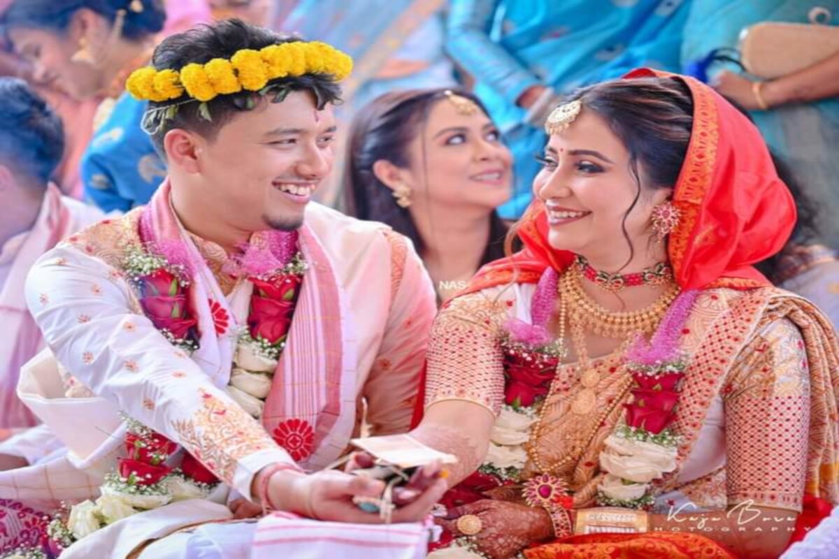 ৰঙীন ফাগুন! ফাগুন মাহতে বিয়াত বহিল অসমীয়া ছবি জগতৰ কেইবাগৰাকীও তাৰকাই। তাৰ মাজতে এন্যতম চৰ্চিত বিয়া খন আছিল অভিনেত্ৰী বৰষাৰাণী বিষয়াৰ বিয়াখন। ৰঙীন ফাগুন! ফাগুন মাহতে বিয়াত বহিল অসমীয়া ছবি জগতৰ কেইবাগৰাকীও তাৰকাই। তাৰ মাজতে এন্যতম চৰ্চিত বিয়া খন আছিল অভিনেত্ৰী বৰষাৰাণী বিষয়াৰ বিয়াখন।